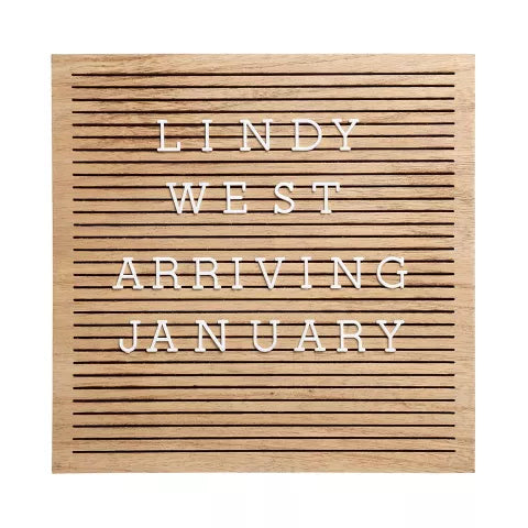 pizarra de madera con letras blancas para mensajes y anuncios personalizados